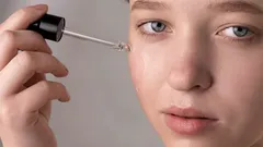 Zmarszczki znikają jak śnieg na słońcu: ten naturalny olejek rozjaśnia skórę i przywraca jej blask