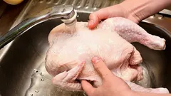 Dlaczego nie warto myć surowego kurczaka przed gotowaniem – główny błąd, który wszyscy popełniają